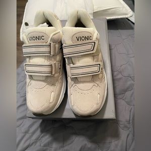NWT vionic woman’s walker classic.